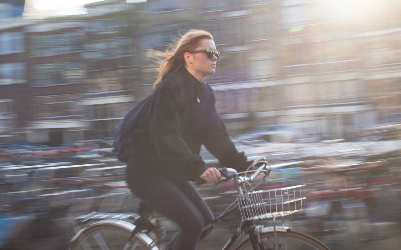 Kvinna på cykel.