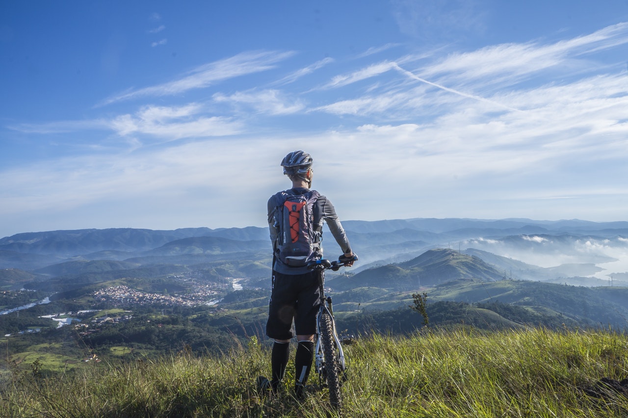 Cyklist blickar ut över landskap.